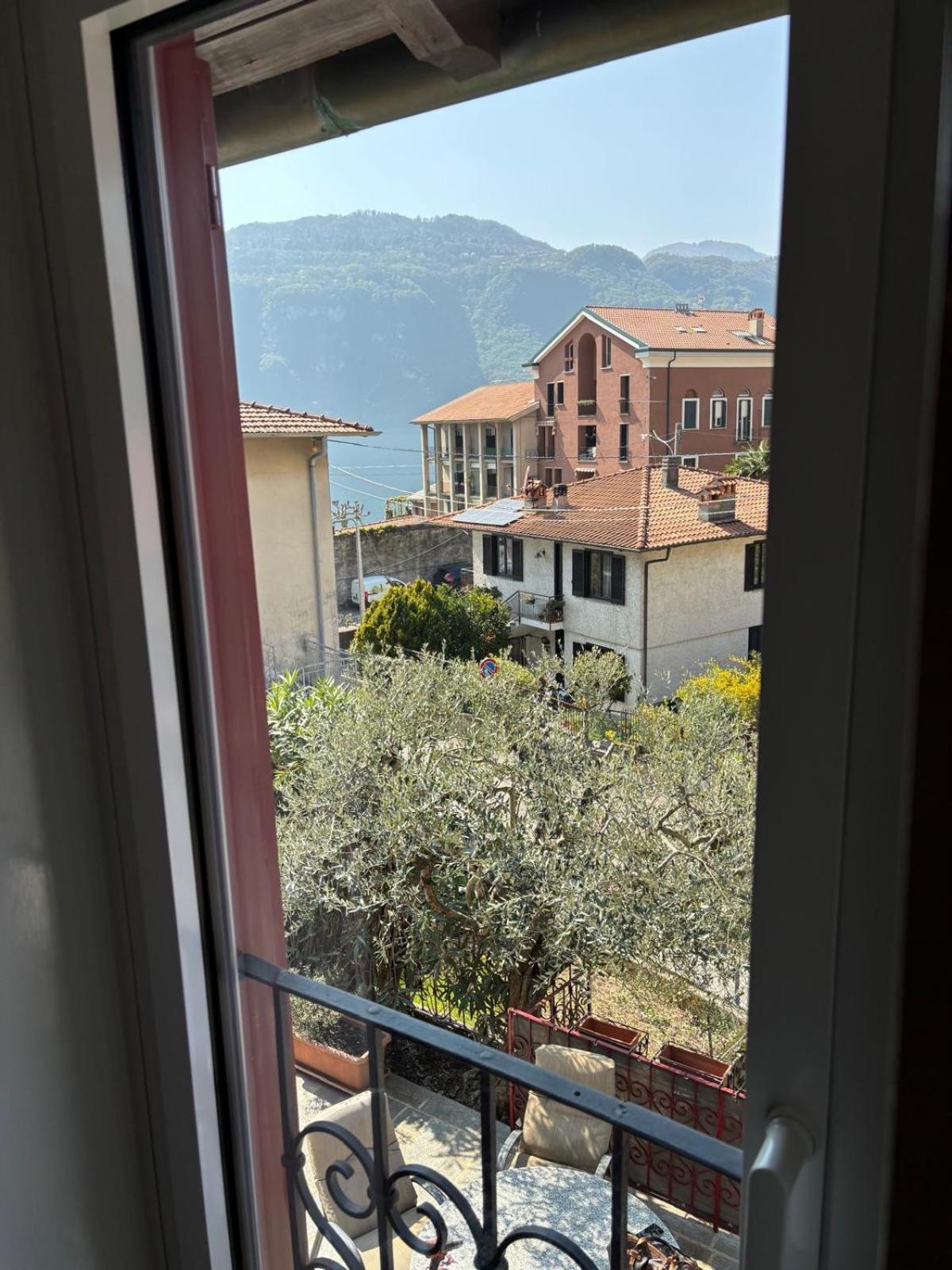 Ferienhaus Ester Lakehouse, Graziosa Casa Indipendente Lierna